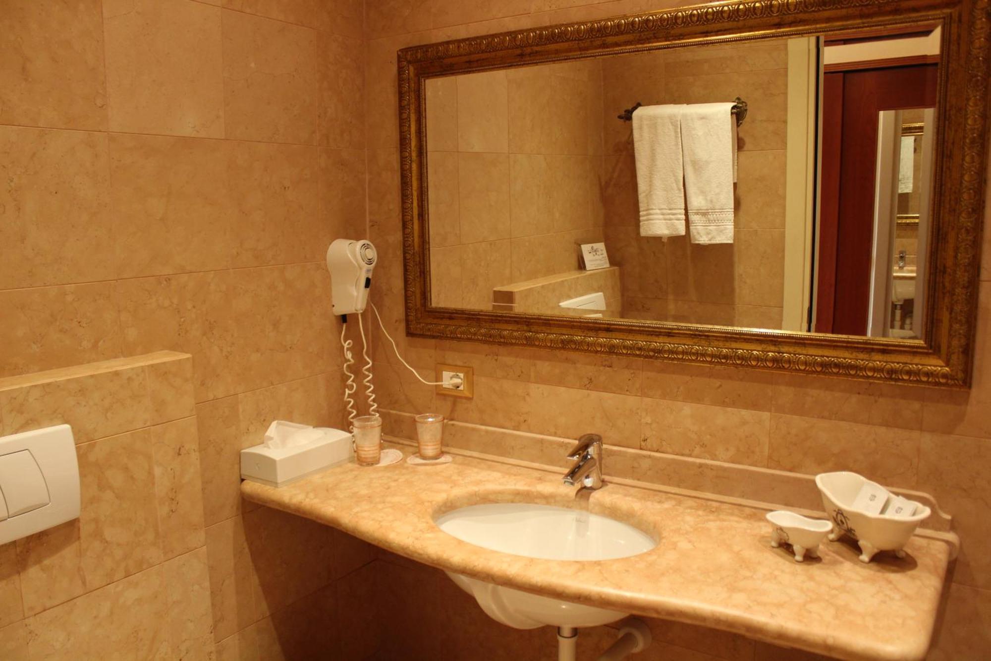 Hotel La Dolce Vita Кавайон Веронезе Екстериор снимка